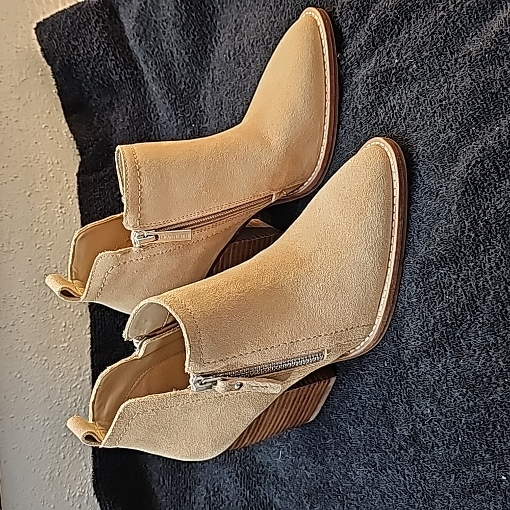 Gianni Bini Suede Boots New Size 6